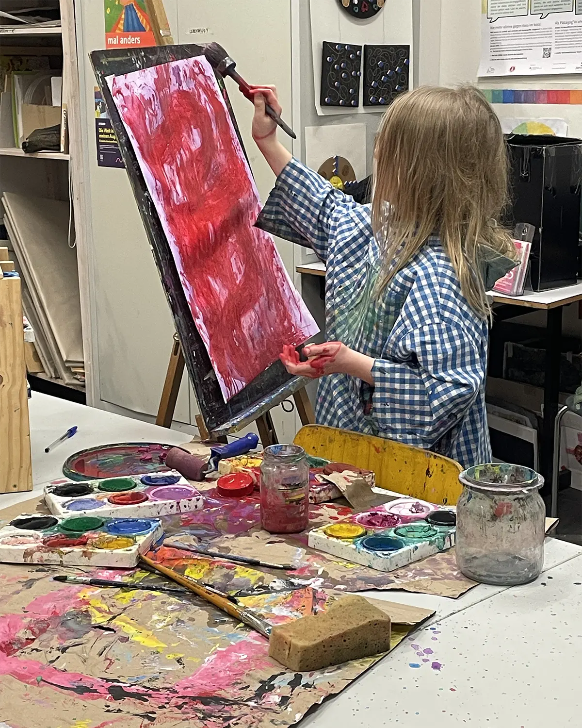Kinder gestalten gemeinsam im Kunstkurs
